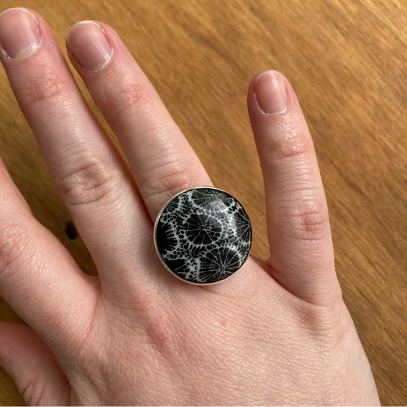 Sterling Silver Black and White Shell Ring Size 5.5 - Picture 2 of 4